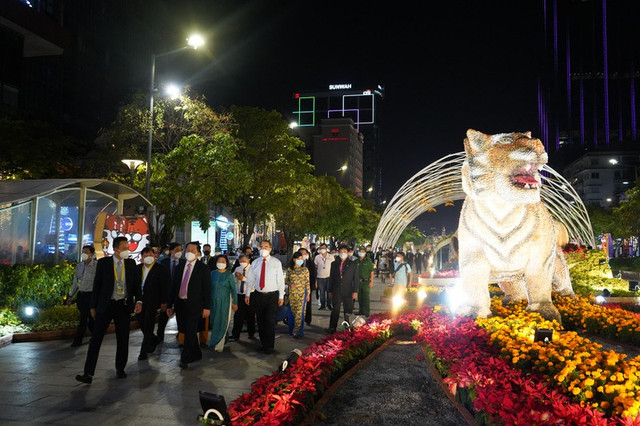 Hàng ngàn người đến tham quan đường hoa Nguyễn Huệ đêm khai trương - Hình 3 Hang ngan nguoi den tham quan duong hoa Nguyen Hue dem khai truong-Hinh-3