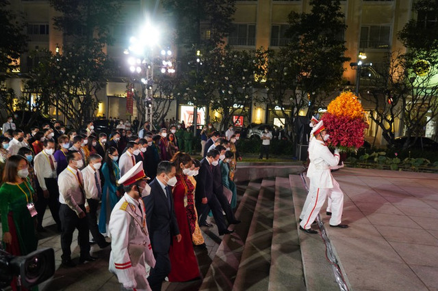 Hàng ngàn người đến tham quan đường hoa Nguyễn Huệ đêm khai trương - Hình 2 Hang ngan nguoi den tham quan duong hoa Nguyen Hue dem khai truong-Hinh-2