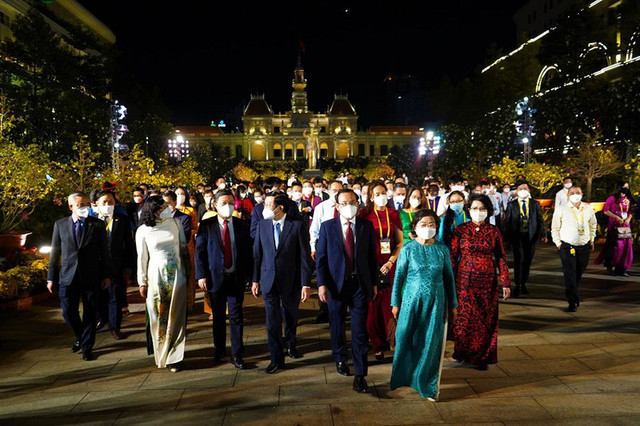 Hàng ngàn người đến tham quan đường hoa Nguyễn Huệ đêm khai trương Hang ngan nguoi den tham quan duong hoa Nguyen Hue dem khai truong