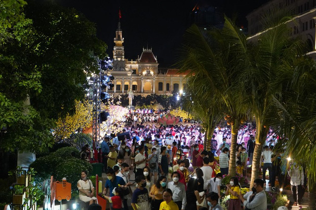 Hàng ngàn người đến tham quan đường hoa Nguyễn Huệ đêm khai trương - Hình 7 Hang ngan nguoi den tham quan duong hoa Nguyen Hue dem khai truong-Hinh-7