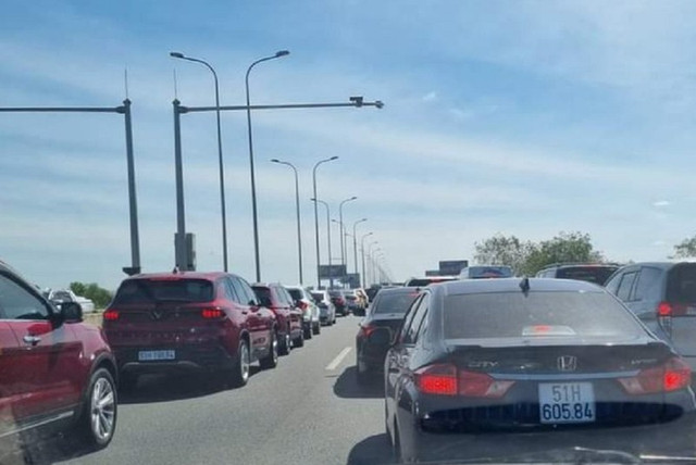 Kẹt xe kéo dài hàng km nên phải xả 2 trạm thu phí trên cao tốc Long Thành - Dầu Giây - Hình 4 Ket xe keo dai hang km nen phai xa 2 tram thu phi tren cao toc Long Thanh - Dau Giay-Hinh-4