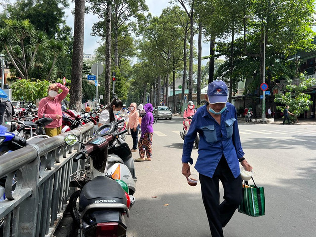 Các bãi giữ xe ở TP HCM vẫn chiếm trọn vỉa hè dù bị Sở GTVT yêu cầu dẹp - Hình 4 Cac bai giu xe o TP HCM van chiem tron via he du bi So GTVT yeu cau dep-Hinh-4