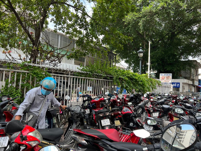 Các bãi giữ xe ở TP HCM vẫn chiếm trọn vỉa hè dù bị Sở GTVT yêu cầu dẹp - Hình 7 Cac bai giu xe o TP HCM van chiem tron via he du bi So GTVT yeu cau dep-Hinh-7