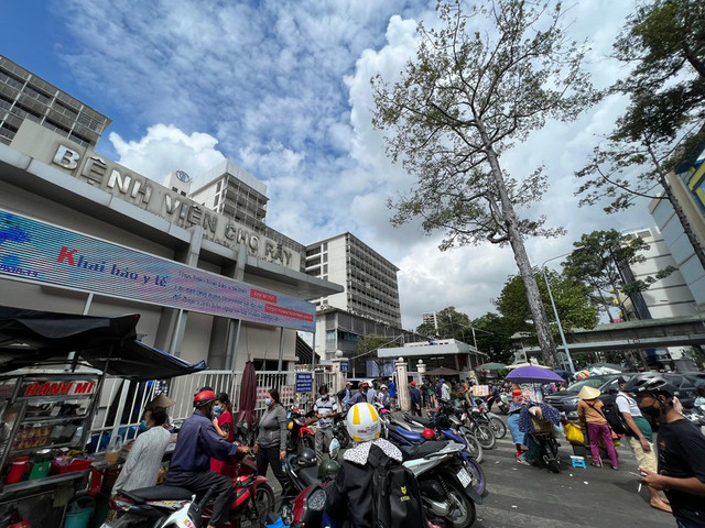 Các bãi giữ xe ở TP HCM vẫn chiếm trọn vỉa hè dù bị Sở GTVT yêu cầu dẹp - Hình 5 Cac bai giu xe o TP HCM van chiem tron via he du bi So GTVT yeu cau dep-Hinh-5