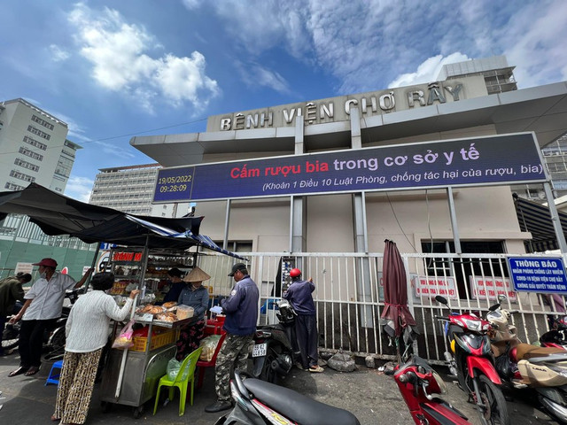 Các bãi giữ xe ở TP HCM vẫn chiếm trọn vỉa hè dù bị Sở GTVT yêu cầu dẹp - Hình 3 Cac bai giu xe o TP HCM van chiem tron via he du bi So GTVT yeu cau dep-Hinh-3