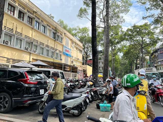 Các bãi giữ xe ở TP HCM vẫn chiếm trọn vỉa hè dù bị Sở GTVT yêu cầu dẹp - Hình 8 Cac bai giu xe o TP HCM van chiem tron via he du bi So GTVT yeu cau dep-Hinh-8