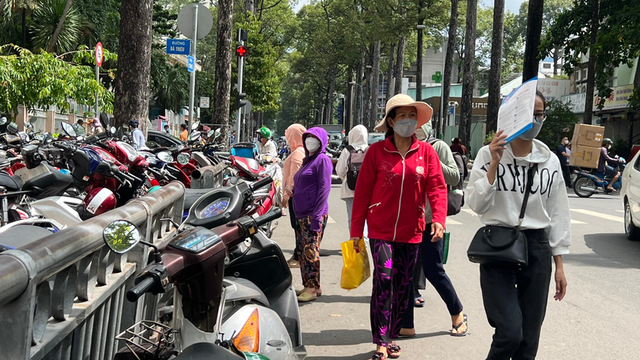 Các bãi giữ xe ở TP HCM vẫn chiếm trọn vỉa hè dù bị Sở GTVT yêu cầu dẹp Cac bai giu xe o TP HCM van chiem tron via he du bi So GTVT yeu cau dep
