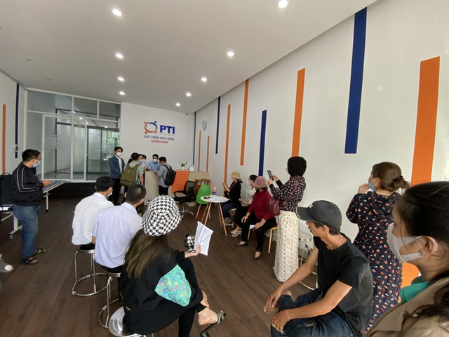 Khách hàng kéo đến công ty đòi quyền lợi về bảo hiểm COVID-19 - Hình 2 Khach hang keo den cong ty doi quyen loi ve bao hiem COVID-19-Hinh-2