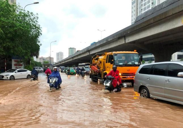 Bộ trưởng TN&MT Trần Hồng Hà: Mưa lớn thì hạ tầng tốt như Mỹ, châu Âu cũng không chịu được? - Hình 2 Bo truong TN&MT Tran Hong Ha: Mua lon thi ha tang tot nhu My, chau Au cung khong chiu duoc?-Hinh-2