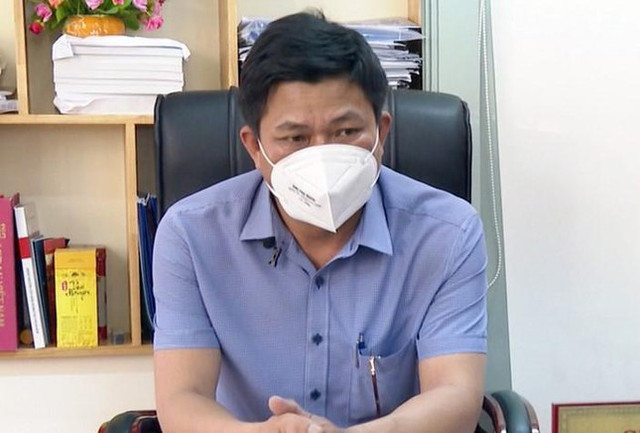 Điều tra viên đang làm việc với Giám đốc CDC Bình Phước và 6 thuộc cấp Dieu tra vien dang lam viec voi Giam doc CDC Binh Phuoc va 6 thuoc cap