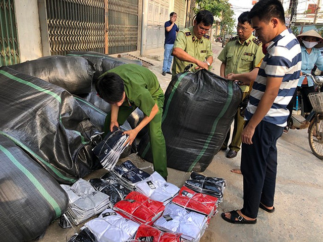 Phát hiện xưởng sản xuất hàng nghìn bộ quần áo giả mạo các thương hiệu, nhãn mác thể thao lớn - Hình 5 Phat hien xuong san xuat hang nghin bo quan ao gia mao cac thuong hieu, nhan mac the thao lon-Hinh-5