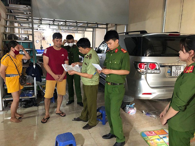Phát hiện xưởng sản xuất hàng nghìn bộ quần áo giả mạo các thương hiệu, nhãn mác thể thao lớn - Hình 4 Phat hien xuong san xuat hang nghin bo quan ao gia mao cac thuong hieu, nhan mac the thao lon-Hinh-4