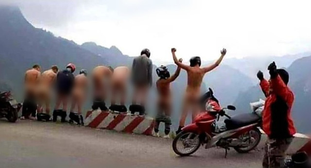 Nhóm thanh niên lên Mã Pì Lèng chụp ảnh khoả thân khoe mông phản cảm Nhom thanh nien len Ma Pi Leng chup anh khoa than khoe mong phan cam