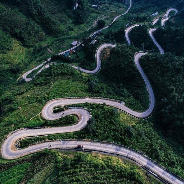 Nhóm thanh niên lên Mã Pì Lèng chụp ảnh khoả thân khoe mông phản cảm - Hình 2 Nhom thanh nien len Ma Pi Leng chup anh khoa than khoe mong phan cam-Hinh-2