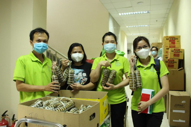 Những giây phút thiêng liêng đầu năm mới ở tuyến đầu chống dịch COVID-19 - Hình 4 Nhung giay phut thieng lieng dau nam moi o tuyen dau chong dich COVID-19-Hinh-4