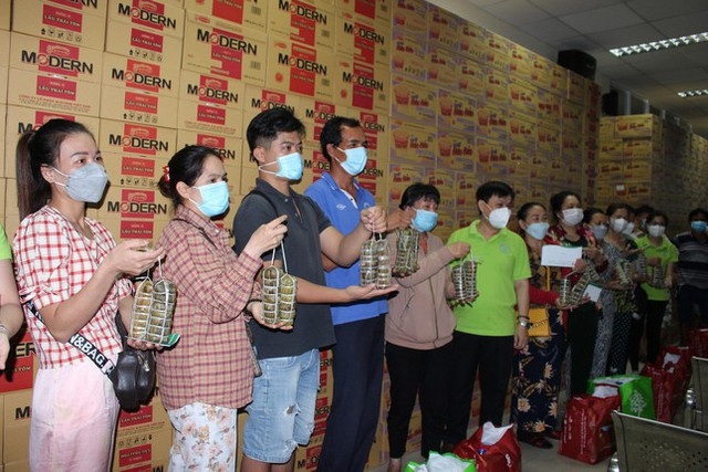 Những giây phút thiêng liêng đầu năm mới ở tuyến đầu chống dịch COVID-19 - Hình 7 Nhung giay phut thieng lieng dau nam moi o tuyen dau chong dich COVID-19-Hinh-7