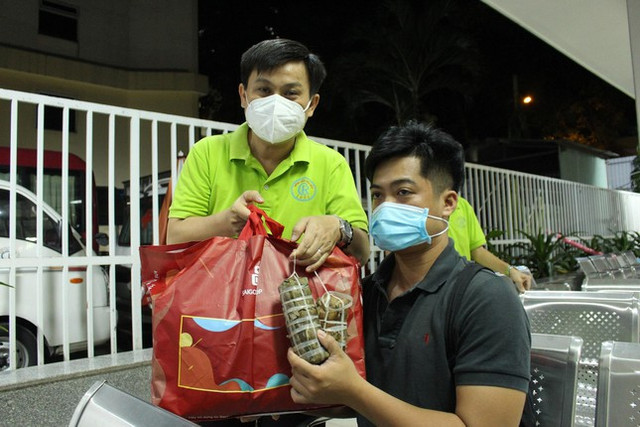 Những giây phút thiêng liêng đầu năm mới ở tuyến đầu chống dịch COVID-19 - Hình 6 Nhung giay phut thieng lieng dau nam moi o tuyen dau chong dich COVID-19-Hinh-6
