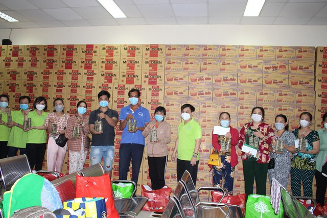 Những giây phút thiêng liêng đầu năm mới ở tuyến đầu chống dịch COVID-19 - Hình 5 Nhung giay phut thieng lieng dau nam moi o tuyen dau chong dich COVID-19-Hinh-5