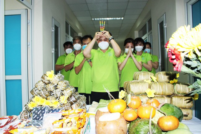 Những giây phút thiêng liêng đầu năm mới ở tuyến đầu chống dịch COVID-19 - Hình 3 Nhung giay phut thieng lieng dau nam moi o tuyen dau chong dich COVID-19-Hinh-3