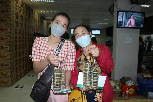 Những giây phút thiêng liêng đầu năm mới ở tuyến đầu chống dịch COVID-19 - Hình 9 Nhung giay phut thieng lieng dau nam moi o tuyen dau chong dich COVID-19-Hinh-9