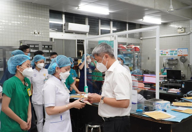 Những giây phút thiêng liêng đầu năm mới ở tuyến đầu chống dịch COVID-19 - Hình 2 Nhung giay phut thieng lieng dau nam moi o tuyen dau chong dich COVID-19-Hinh-2