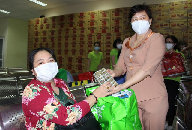 Những giây phút thiêng liêng đầu năm mới ở tuyến đầu chống dịch COVID-19 - Hình 8 Nhung giay phut thieng lieng dau nam moi o tuyen dau chong dich COVID-19-Hinh-8