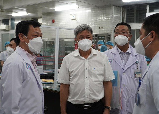 Những giây phút thiêng liêng đầu năm mới ở tuyến đầu chống dịch COVID-19 Nhung giay phut thieng lieng dau nam moi o tuyen dau chong dich COVID-19