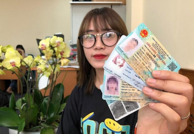 Cảnh giác khi người lạ mượn thẻ căn cước công dân để chụp ảnh Canh giac khi nguoi la muon the can cuoc cong dan de chup anh