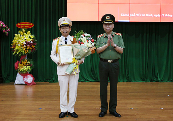 Thăng cấp bậc hàm Thiếu tướng đối với Phó giám đốc Công an TP HCM Thang cap bac ham Thieu tuong doi voi Pho giam doc Cong an TP HCM