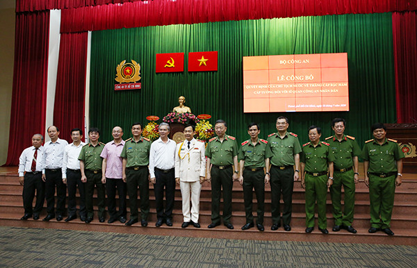 Thăng cấp bậc hàm Thiếu tướng đối với Phó giám đốc Công an TP HCM - Hình 2 Thang cap bac ham Thieu tuong doi voi Pho giam doc Cong an TP HCM-Hinh-2