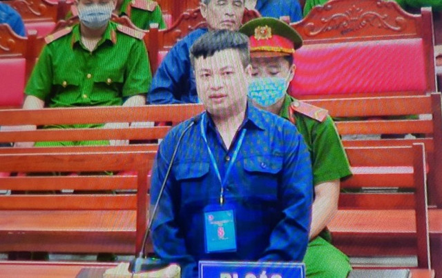 'Trùm' buôn 200 triệu lít xăng lậu Phan Thanh Hữu kéo con trai vào vòng lao lý như thế nào? 'Trum' buon 200 trieu lit xang lau Phan Thanh Huu keo con trai vao vong lao ly nhu the nao?