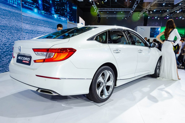 Sedan giá trên 1,2 tỷ, nên chọn Toyota Camry hay Honda Accord? - Hình 7 Sedan gia tren 1,2 ty, nen chon Toyota Camry hay Honda Accord?-Hinh-7
