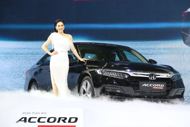 Sedan giá trên 1,2 tỷ, nên chọn Toyota Camry hay Honda Accord? - Hình 2 Sedan gia tren 1,2 ty, nen chon Toyota Camry hay Honda Accord?-Hinh-2