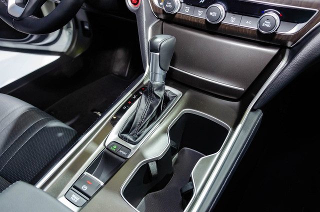 Sedan giá trên 1,2 tỷ, nên chọn Toyota Camry hay Honda Accord? - Hình 17 Sedan gia tren 1,2 ty, nen chon Toyota Camry hay Honda Accord?-Hinh-17
