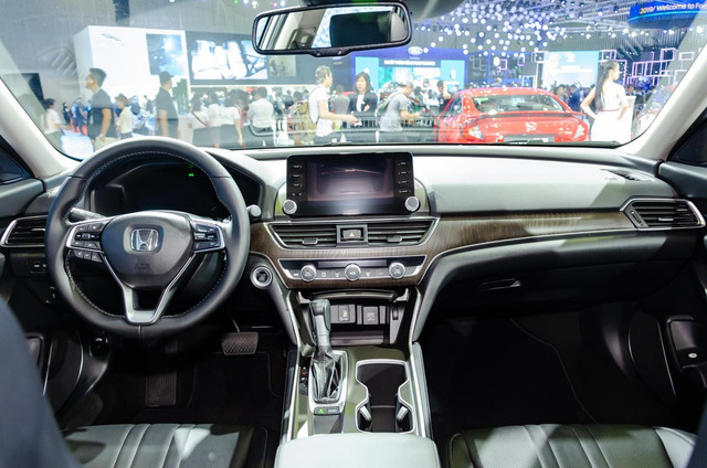 Sedan giá trên 1,2 tỷ, nên chọn Toyota Camry hay Honda Accord? - Hình 10 Sedan gia tren 1,2 ty, nen chon Toyota Camry hay Honda Accord?-Hinh-10