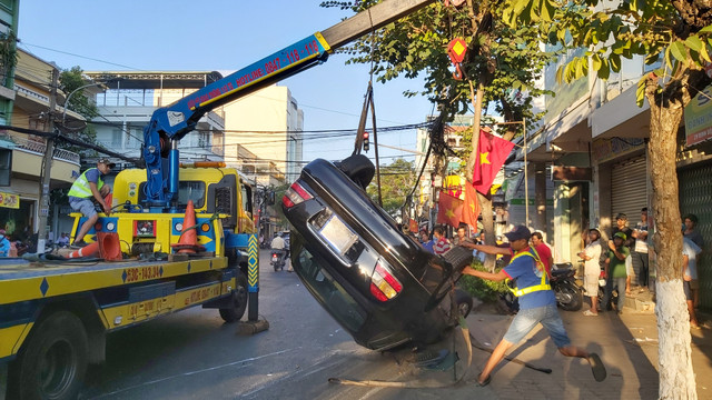 Ba người thoát chết trong xe 4 chỗ lật nhào sáng mùng 3 Tết - Hình 3 Ba nguoi thoat chet trong xe 4 cho lat nhao sang mung 3 Tet-Hinh-3