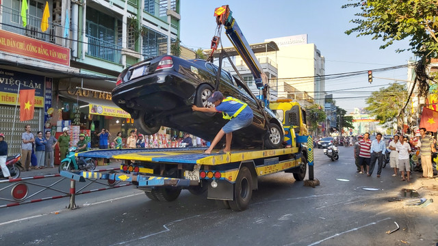 Ba người thoát chết trong xe 4 chỗ lật nhào sáng mùng 3 Tết - Hình 2 Ba nguoi thoat chet trong xe 4 cho lat nhao sang mung 3 Tet-Hinh-2