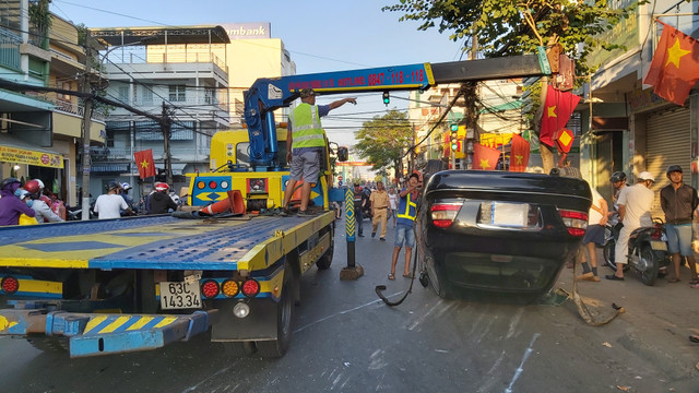 Ba người thoát chết trong xe 4 chỗ lật nhào sáng mùng 3 Tết - Hình 4 Ba nguoi thoat chet trong xe 4 cho lat nhao sang mung 3 Tet-Hinh-4