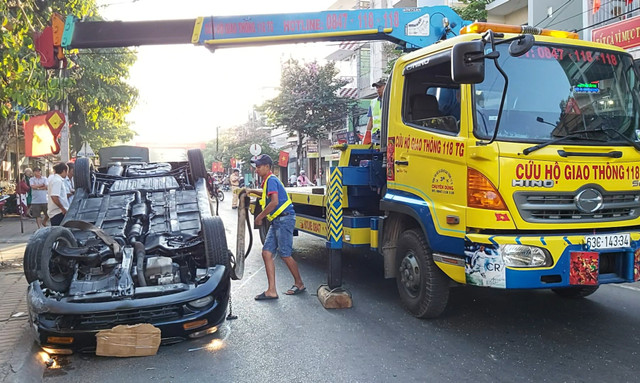 Ba người thoát chết trong xe 4 chỗ lật nhào sáng mùng 3 Tết Ba nguoi thoat chet trong xe 4 cho lat nhao sang mung 3 Tet