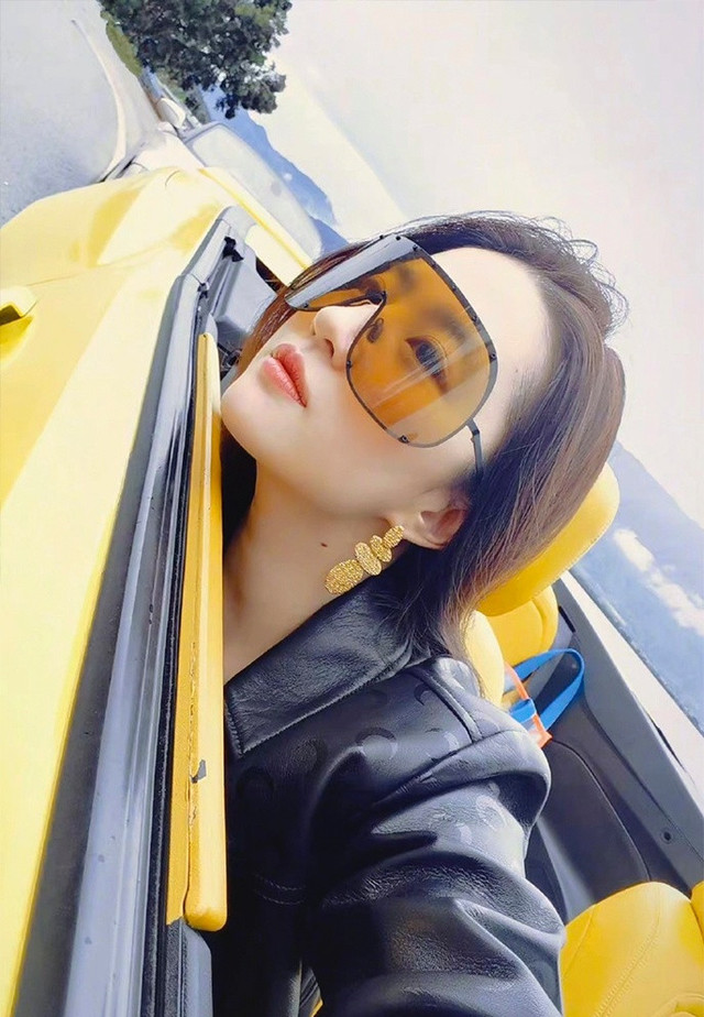 Hình ảnh mới nhất của 'thần tiên tỷ tỷ' Lưu Diệc Phi: Sở hữu loạt siêu xe trị giá trăm tỷ đồng - Hình 2 Hinh anh moi nhat cua 'than tien ty ty' Luu Diec Phi: So huu loat sieu xe tri gia tram ty dong-Hinh-2