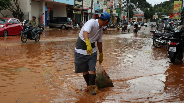 Cận cảnh thành phố mù sương Đà Lạt ngập sâu sau cơn mưa lớn - Hình 10 Can canh thanh pho mu suong Da Lat ngap sau sau con mua lon-Hinh-10