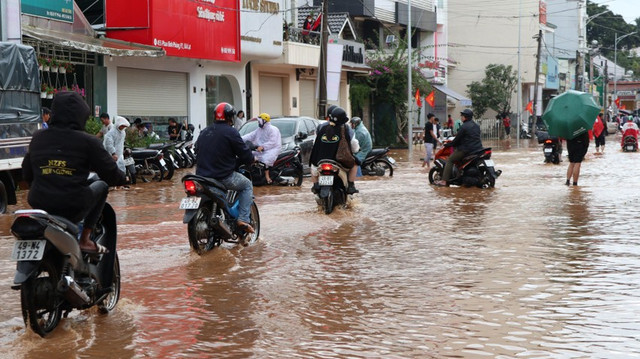 Cận cảnh thành phố mù sương Đà Lạt ngập sâu sau cơn mưa lớn - Hình 12 Can canh thanh pho mu suong Da Lat ngap sau sau con mua lon-Hinh-12