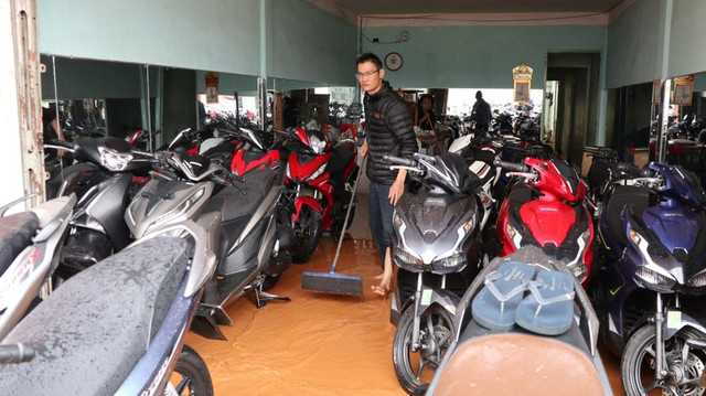 Cận cảnh thành phố mù sương Đà Lạt ngập sâu sau cơn mưa lớn - Hình 9 Can canh thanh pho mu suong Da Lat ngap sau sau con mua lon-Hinh-9