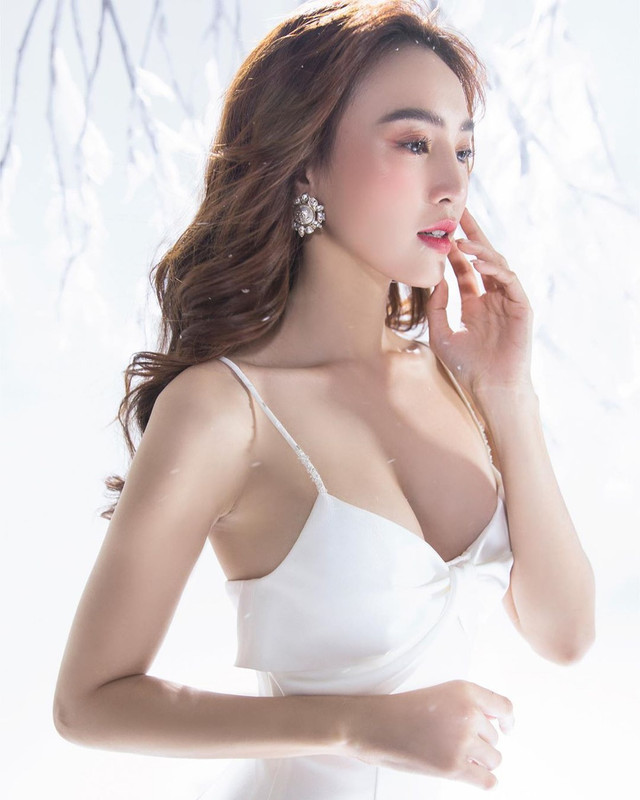 Ninh Dương Lan Ngọc ăn mặc ngày càng mát mẻ, đẹp từng centimet - Hình 3 Ninh Duong Lan Ngoc an mac ngay cang mat me, dep tung centimet-Hinh-3