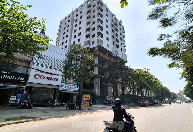 Cận cảnh cao ốc ôm 'đất vàng' bỏ hoang cả chục năm ở Nghệ An - Hình 2 Can canh cao oc om 'dat vang' bo hoang ca chuc nam o Nghe An-Hinh-2