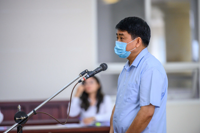 Cận cảnh cựu Chủ tịch TP Hà Nội Nguyễn Đức Chung ra tòa phúc thẩm vụ Redoxy 3C - Hình 4 Can canh cuu Chu tich TP Ha Noi Nguyen Duc Chung ra toa phuc tham vu Redoxy 3C-Hinh-4
