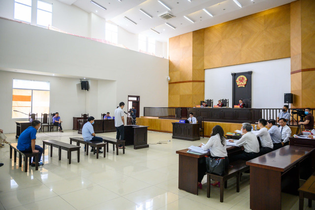 Cận cảnh cựu Chủ tịch TP Hà Nội Nguyễn Đức Chung ra tòa phúc thẩm vụ Redoxy 3C - Hình 8 Can canh cuu Chu tich TP Ha Noi Nguyen Duc Chung ra toa phuc tham vu Redoxy 3C-Hinh-8
