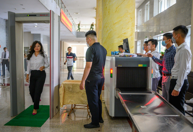 Cận cảnh cựu Chủ tịch TP Hà Nội Nguyễn Đức Chung ra tòa phúc thẩm vụ Redoxy 3C - Hình 10 Can canh cuu Chu tich TP Ha Noi Nguyen Duc Chung ra toa phuc tham vu Redoxy 3C-Hinh-10