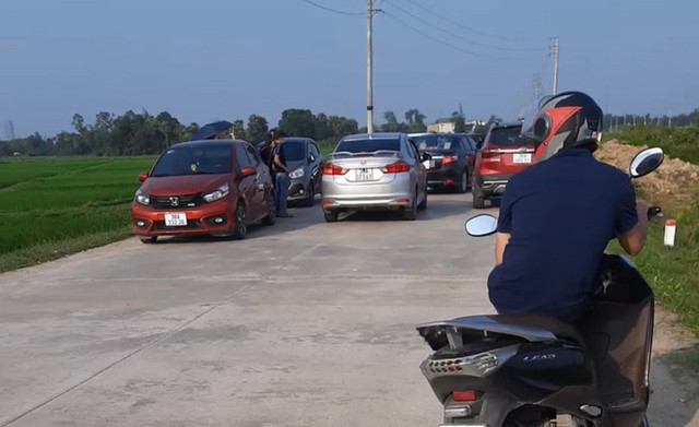 'Cò' đất khuấy động làng quê Hà Tĩnh, vài ngày lại 'bay sạch' - Hình 8 'Co' dat khuay dong lang que Ha Tinh, vai ngay lai 'bay sach'-Hinh-8