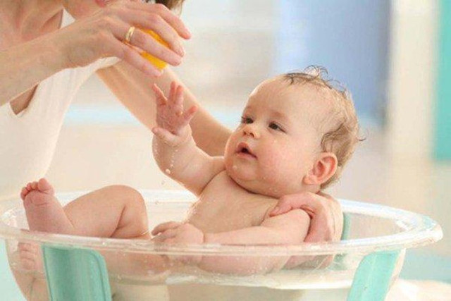 4 sai lầm khi tắm cho trẻ sơ sinh mà các bà mẹ Việt thường mắc phải, bỏ ngay trước khi quá muộn - Hình 2 4 sai lam khi tam cho tre so sinh ma cac ba me Viet thuong mac phai, bo ngay truoc khi qua muon-Hinh-2